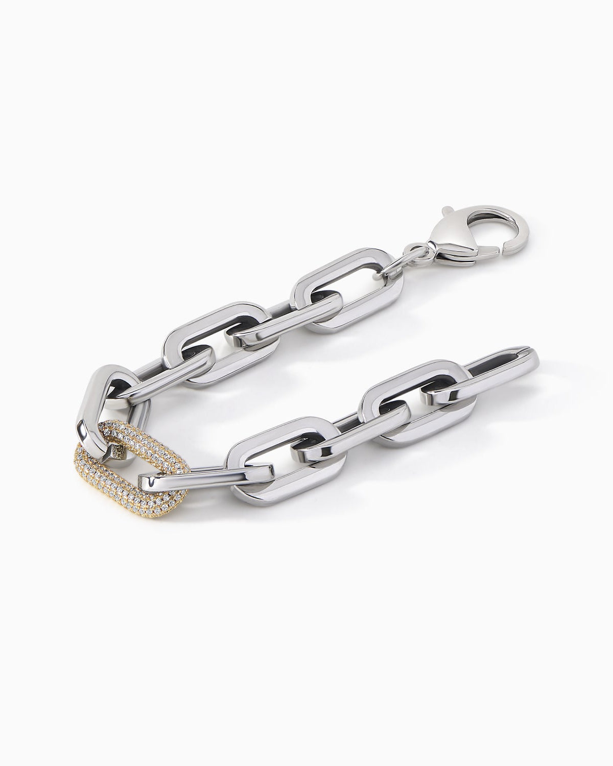 Detail of the contrasting pave link on the Ora Ana Daphne MM bracelet