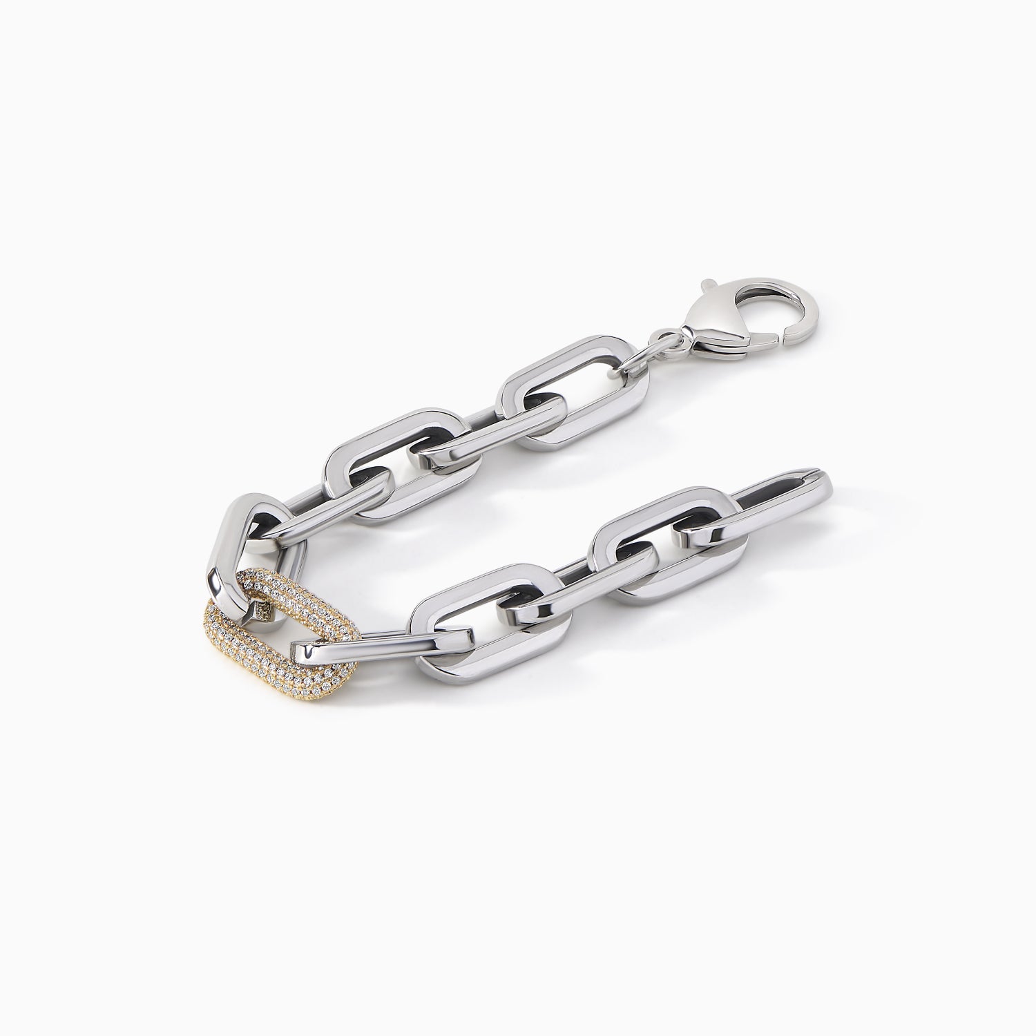 Detail of the contrasting pave link on the Ora Ana Daphne MM bracelet